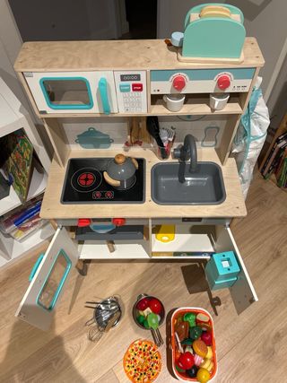 Cocinita de juguete de madera y accesorios