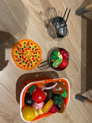 Cocinita de juguete de madera y accesorios