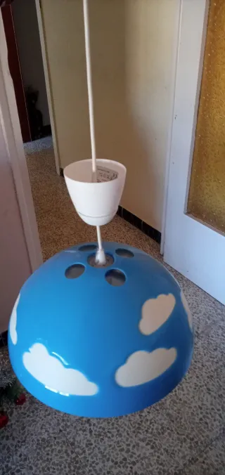 Lámpara colgante azul con nubes