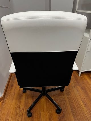 Mesa escritorio blanca y silla de oficina