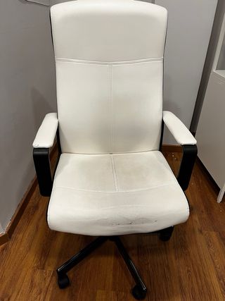Mesa escritorio blanca y silla de oficina