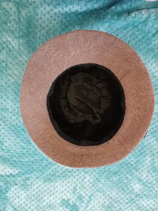 Sombreros beige y malva