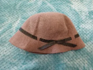 Sombreros beige y malva