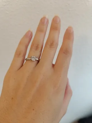 Anillo de titanio plateado y brillante