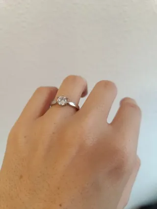 Anillo de titanio plateado y brillante