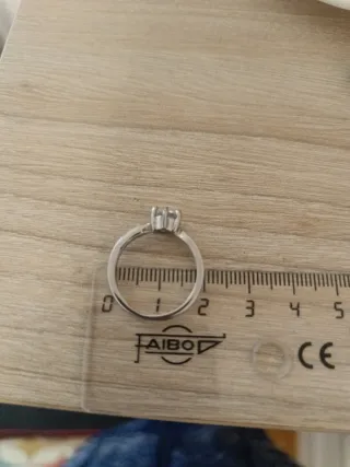 Anillo de titanio plateado y brillante