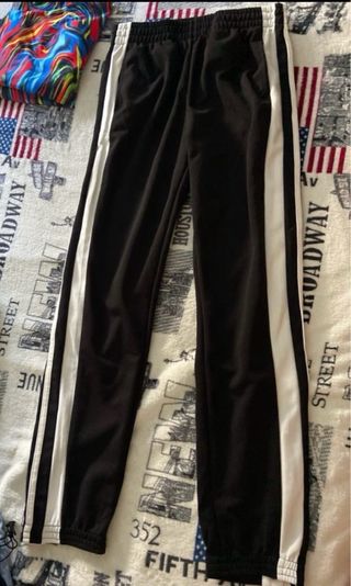 Pantalón chándal negro con botones laterales