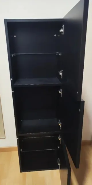 Vitrina alta negra con puertas