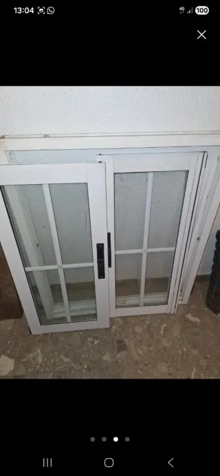 Ventana corredera blanca con rejas