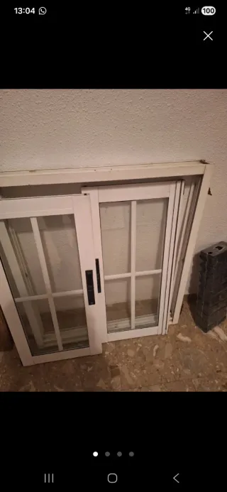 Ventana corredera blanca con rejas