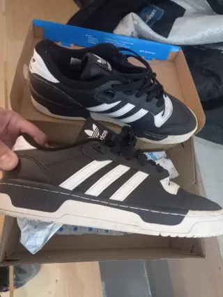 Zapatillas Adidas Negras y Blancas
