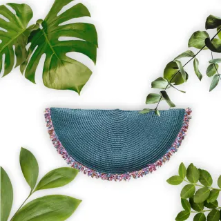 Bolso de mano plateado con detalles fucsia