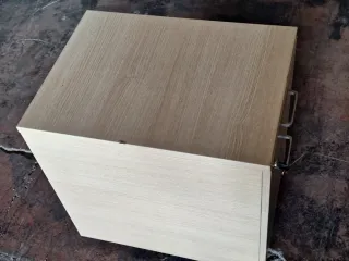 Cajonera pequeña de madera y metal