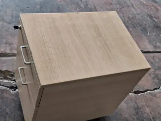 Cajonera pequeña de madera y metal