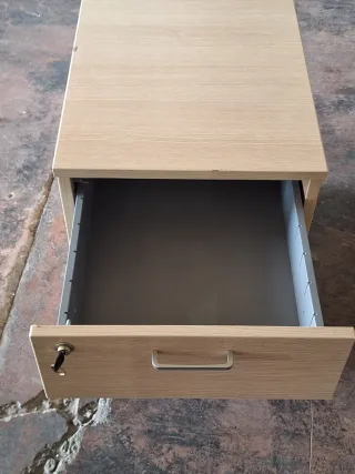 Cajonera pequeña de madera y metal