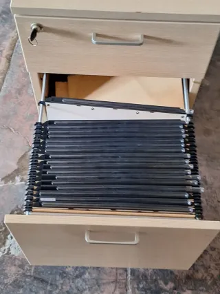 Cajonera pequeña de madera y metal