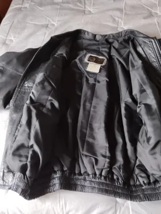 Cazadora de piel negra