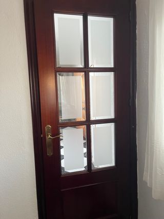 Puerta de madera oscura con cristal