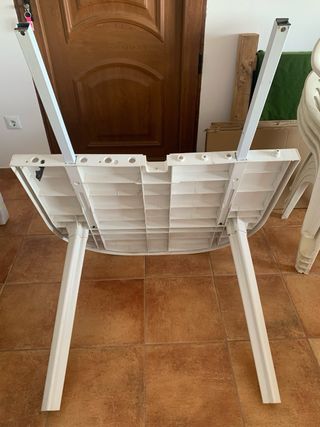 Tavolo da giardino in plastica bianca