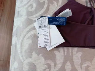 Top deportivo Oysho.