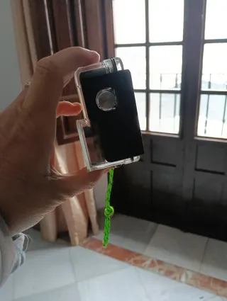 Cámara GoPro con carcasa y cordón