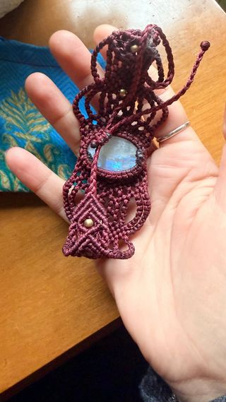 Pulsera Macramé Piedra Luna Azul/Morado y Granate