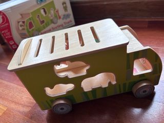 Camión de madera con encastres de animales