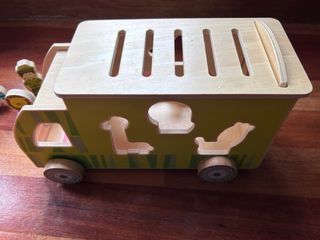 Camión de madera con encastres de animales