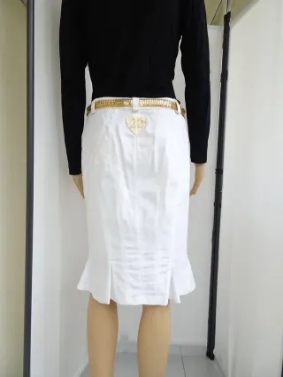 Falda blanca con cinturón dorado