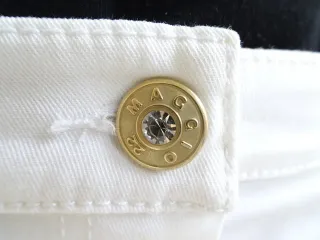 Falda blanca con cinturón dorado