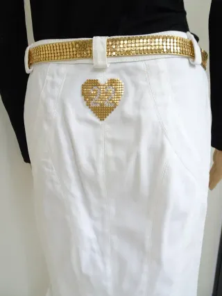 Falda blanca con cinturón dorado