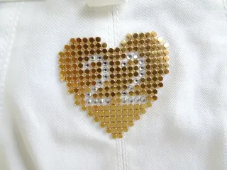 Falda blanca con cinturón dorado