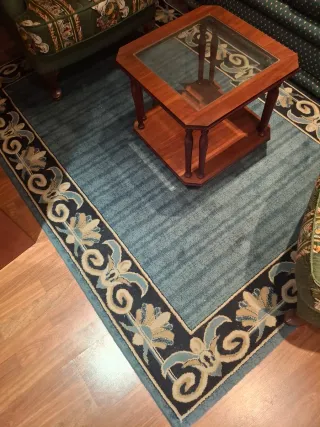 Alfombra azul y beige con diseño floral