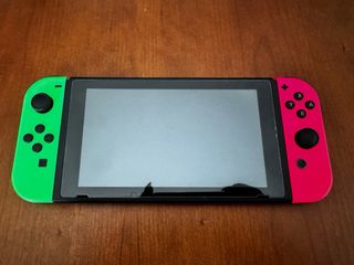 Nintendo Switch + 4 mandos + complementos