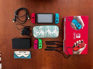 Nintendo Switch + 4 mandos + complementos