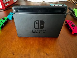 Nintendo Switch + 4 mandos + complementos