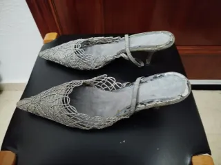 Zapatos de tacón plateados de encaje