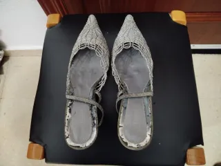Zapatos de tacón plateados de encaje