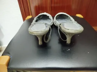 Zapatos de tacón plateados de encaje