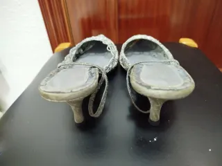 Zapatos de tacón plateados de encaje