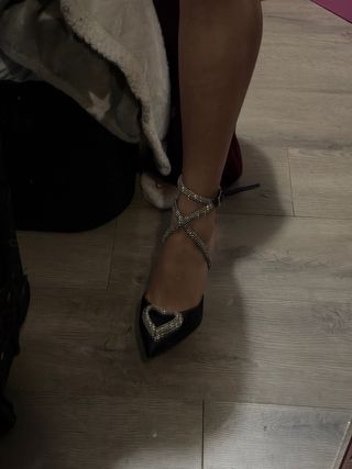 Zapatos stiletto,tacón negros con corazón pedrería