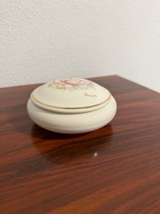 Scatola di oggetti vintage con fiori