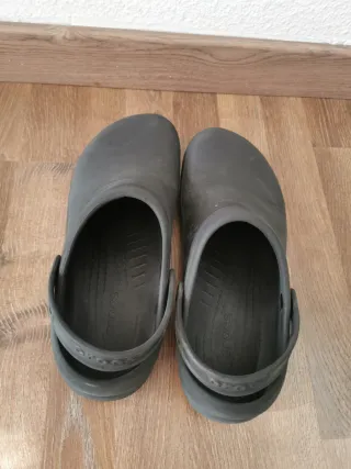 Crocs gris oscuro mate hombre