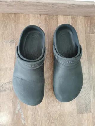 Crocs gris oscuro mate hombre