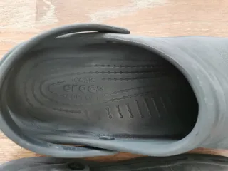 Crocs gris oscuro mate hombre