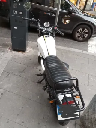 Moto Hanway Raw 125 Cafe Blanca