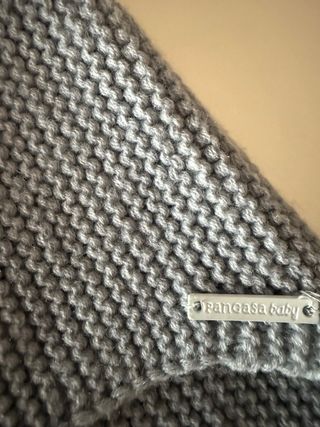 Gorro Pangasa gris con pompón blanco