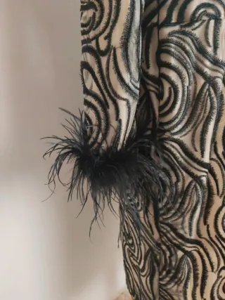 Vestido fiesta beige y negro con plumas