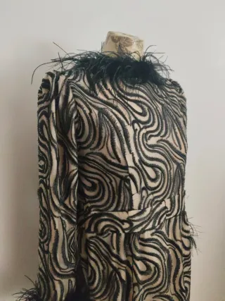 Vestido fiesta beige y negro con plumas