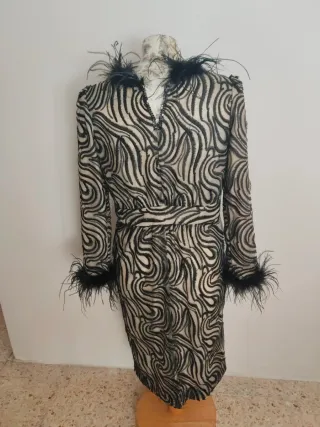 Vestido fiesta beige y negro con plumas